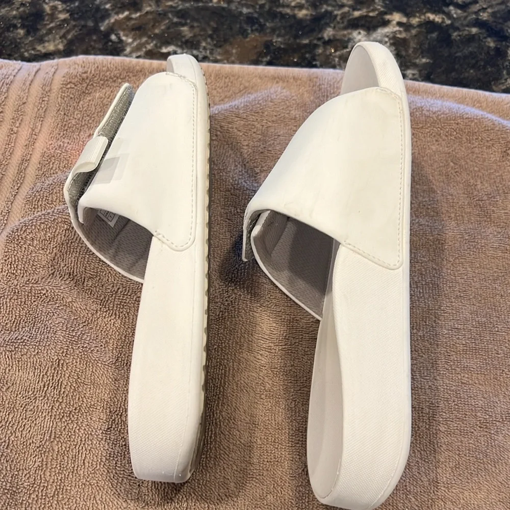 Vionic Pool Slides - Picture 5 of 5